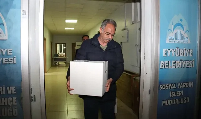 Başkan Kuş ve Ekibi Gece Yarısına Kadar Gıda Kolisi Dağıttı