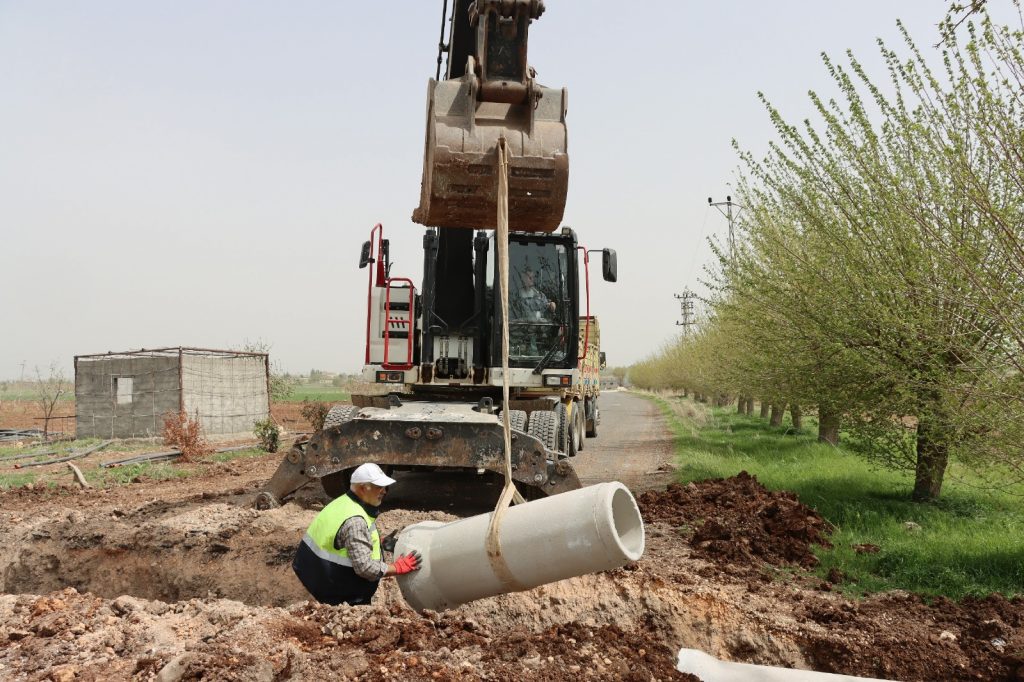 BÜYÜKŞEHİR EKİPLERİ’NDEN VİRANŞEHİR VE HİLVAN’DA YOL ATAĞI
