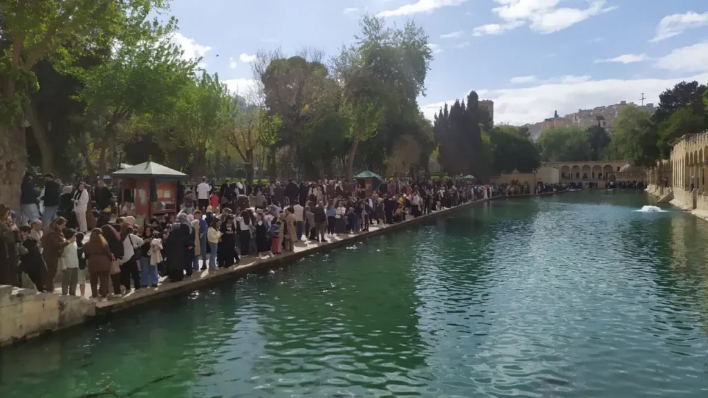 Şanlıurfa’da yoğun ziyaretçi trafiği! Esnafın yüzü güldü!
