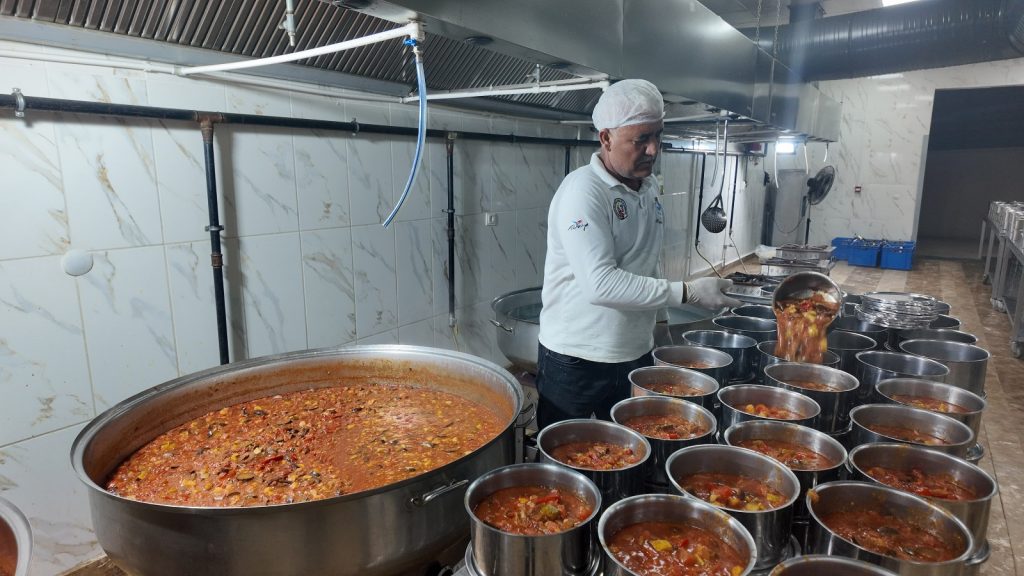 HALİLİYE BELEDİYESİ’NDEN İHTİYAÇ SAHİPLERİNE SICAK YEMEK HİZMETİ