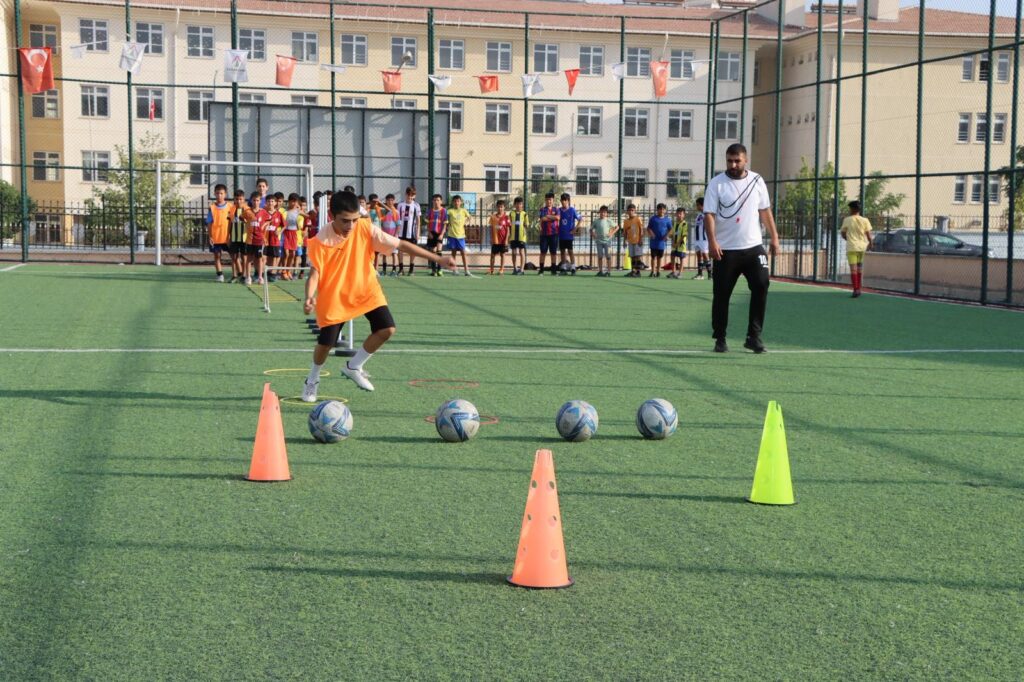 KARAKÖPRÜ’DE GELECEĞİN FUTBOLCULARI YETİŞİYOR