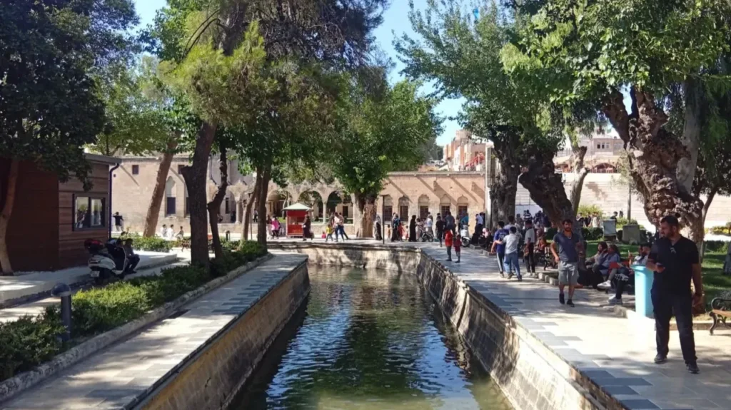 Balıklıgöl’de Yıpranma Alarmı: Uzmanlardan Girişlerin Denetimli Olması Çağrısı