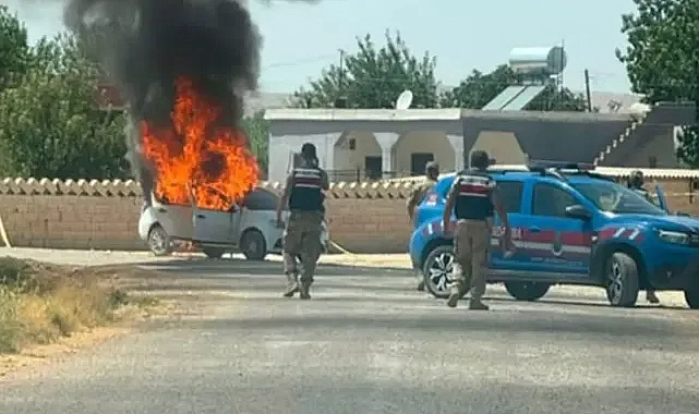 Urfa’nın ilçesinde silahlı kavga! Aracı ateşe verdiler!