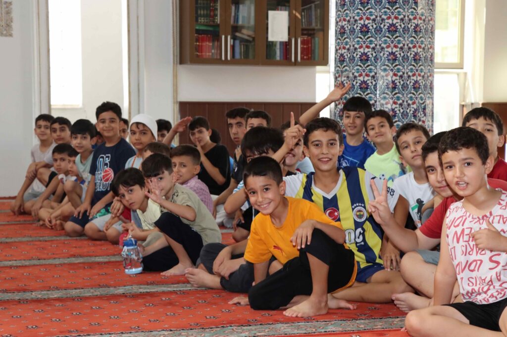 KARAKÖPRÜ BELEDİYESİ’NDEN YAZ KUR’AN KURSU ÖĞRENCİLERİNE RENKLİ ETKİNLİK