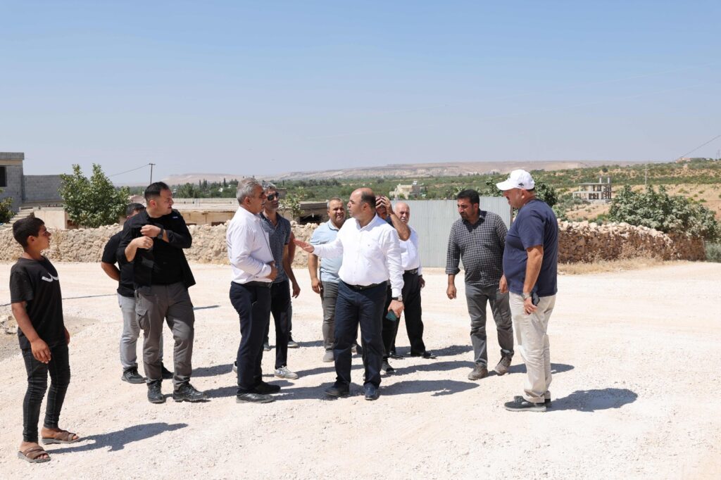 KARAKÖPRÜ KIRSALINDA YOLLAR YENİLENİYOR