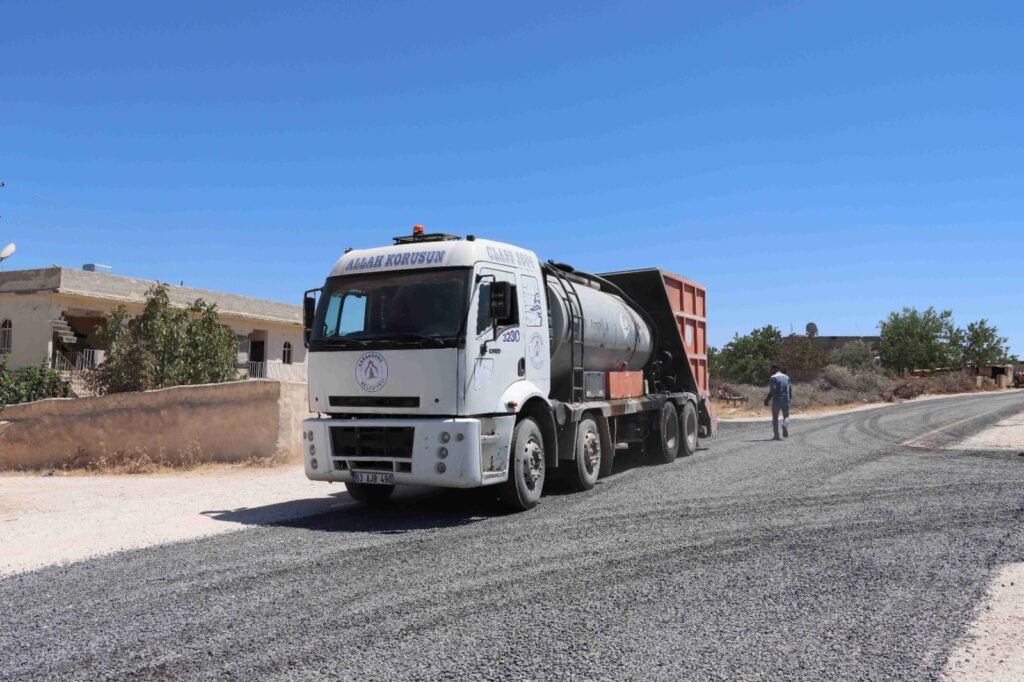 KARAKÖPRÜ KIRSALINDA KIŞ ÖNCESİ YOLLARDA SATHİ ASFALT SERİLİYOR