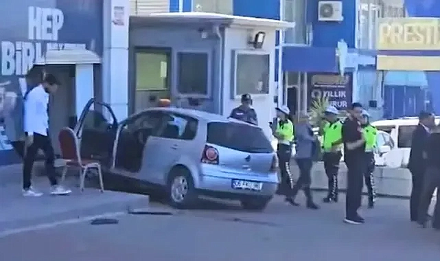 Urfa’da araç AK Parti binasına daldı!