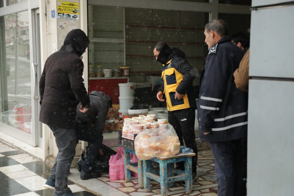 Viranşehir Belediyesinden Kentin Belirli Noktalarında Sıcak Çorba İkramı Yapılıyor
