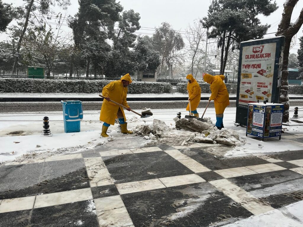 HALİLİYE’DE KAR MÜCADELESİ ARALIKSIZ SÜRÜYOR