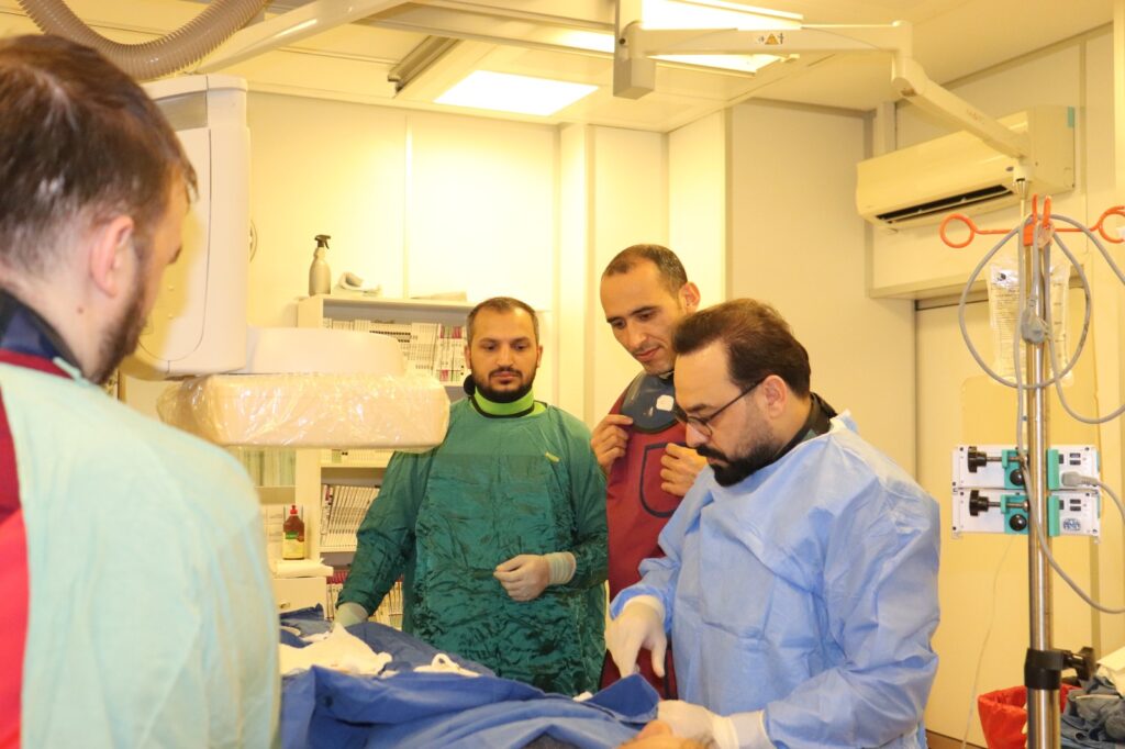 HARRAN ÜNİVERSİTESİ HASTANESİ’NDEN BÖLGEDE BİR İLK: AORT ANEVRİZMASINA TAM KAPALI GİRİŞİM