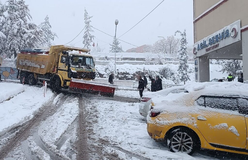 HALİLİYE’DE KAR NÖBETİ: EKİPLER SAHADAN AYRILMIYOR