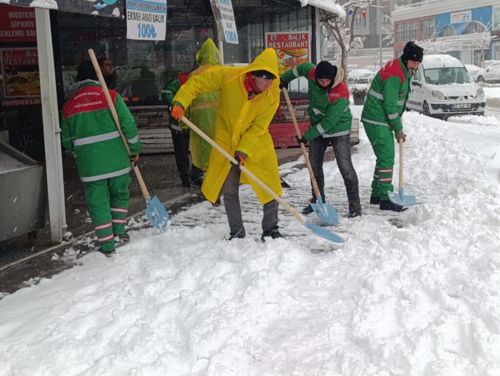 KARAKÖPRÜ BELEDİYESİ KARLA MÜCADELEDE SEFERBER OLDU