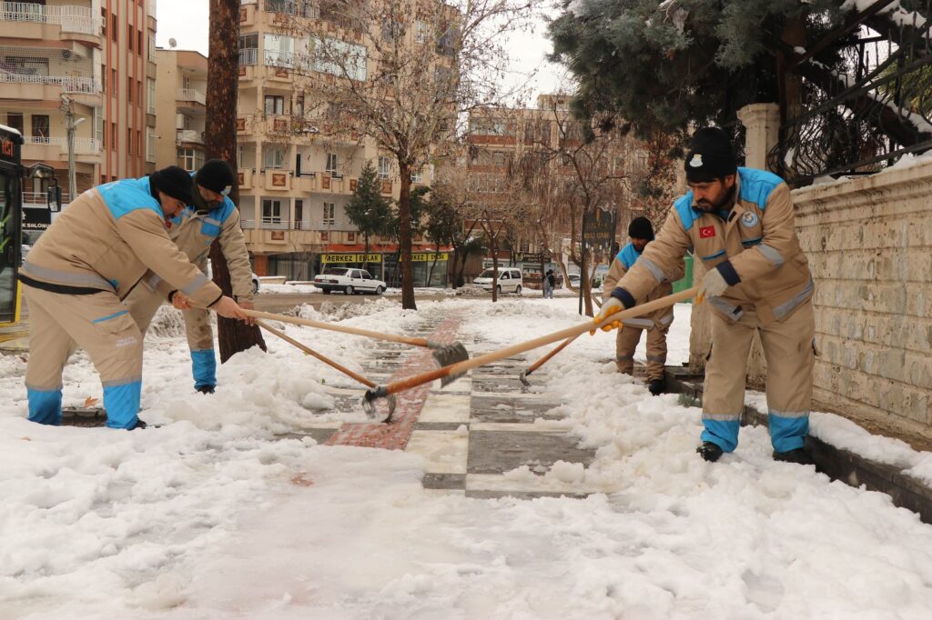 HALİLİYE BELEDİYESİ KARLA MÜCADELE ÇALIŞMALARINI AKSATMADAN SÜRDÜRÜYOR