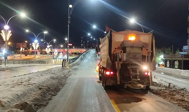 Şanlıurfa Büyükşehir Belediyesi’nden gece kar mesaisi!
