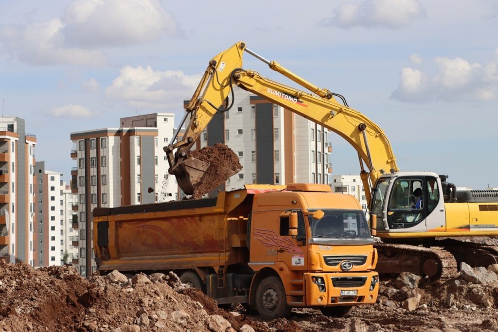 KARAKÖPRÜ BELEDİYESİNDEN MEHMETÇİK VE ATAKENT’E DEV SPOR YATIRIMI