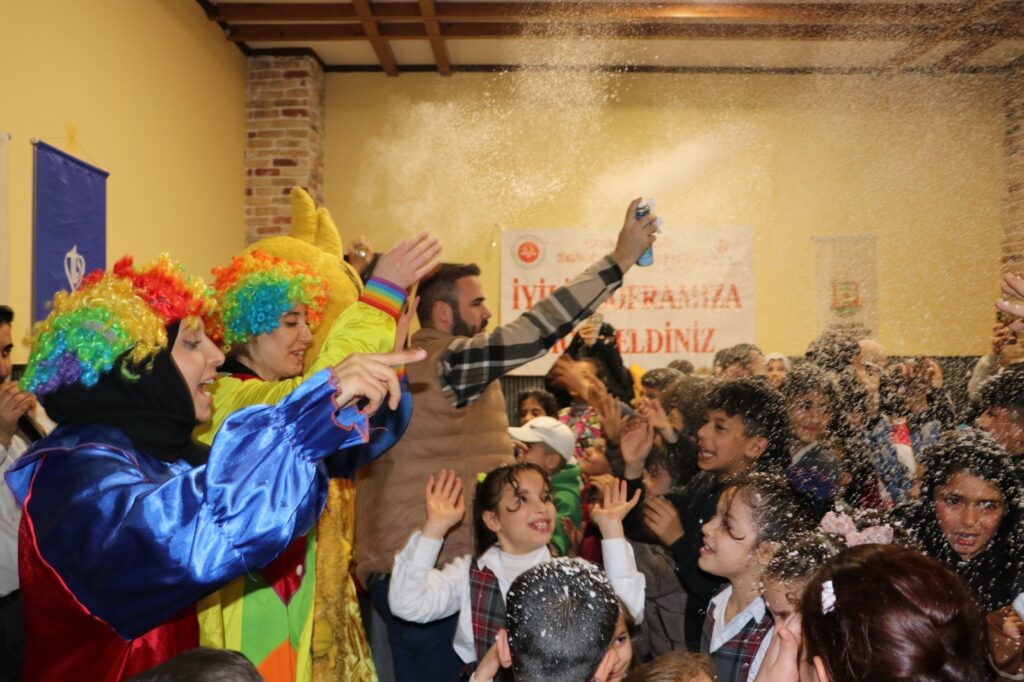 ŞANLIURFA’DA YETİMLER İYİLİK SOFRASINDA BULUŞTU