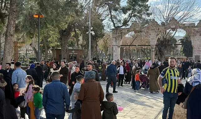 Güzel havayı fırsat bildiler! Balıklıgöl doldu taştı!