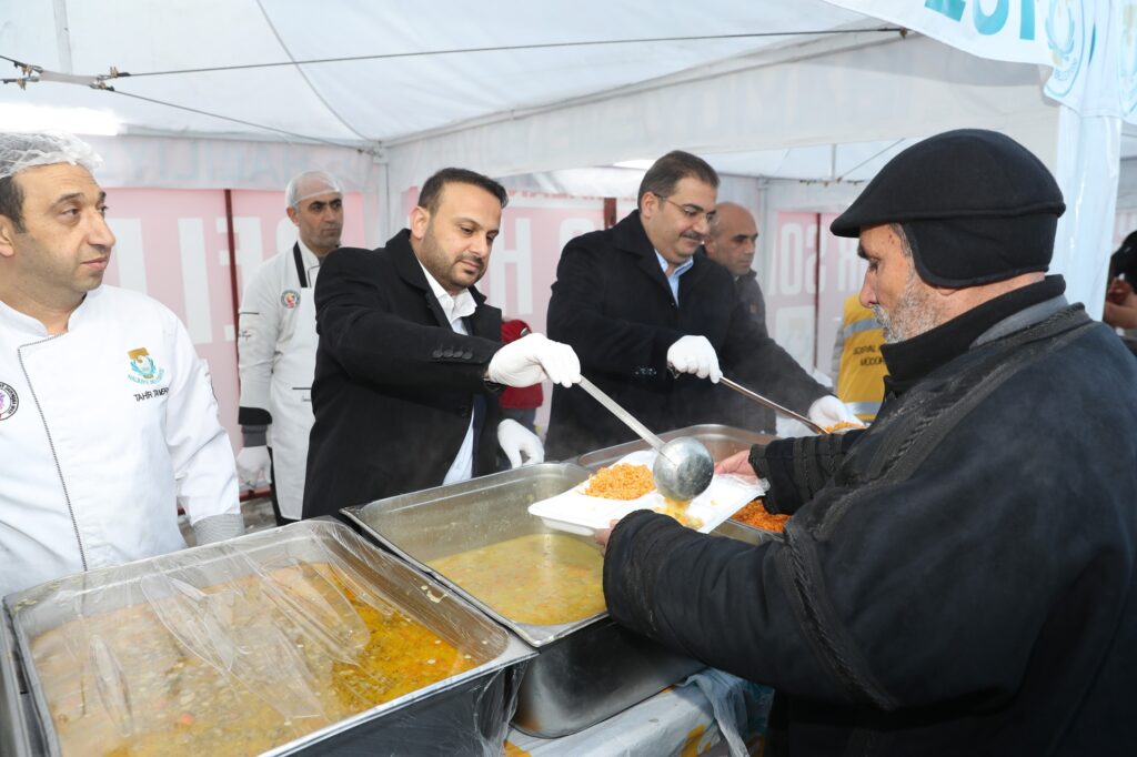 BAŞKAN CANPOLAT VE BAĞMANCI, İFTAR SOFRASINDA VATANDAŞLARLA BULUŞTU