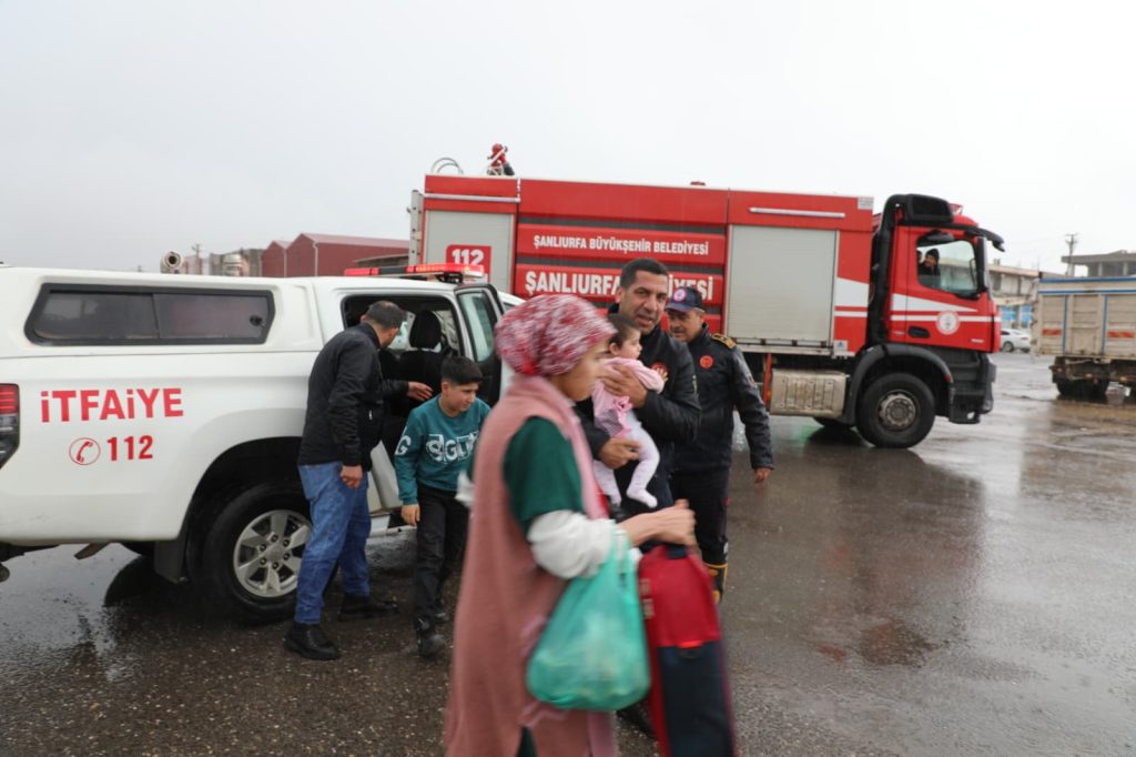 Viranşehir Buğday Pazarı Su Baskını: 9 Kişilik Aile Kurtarıldı