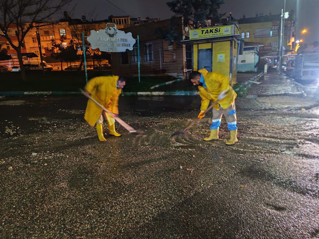 HALİLİYE’DE SAĞANAK YAĞIŞA KARŞI YOĞUN MESAİ: EKİPLER SAHADA