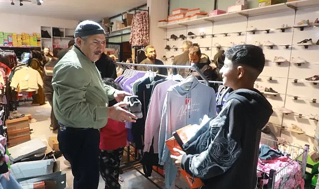 Başkan Özyavuz Bayram Öncesi Yüzlerce Çocuğu Sevindirdi