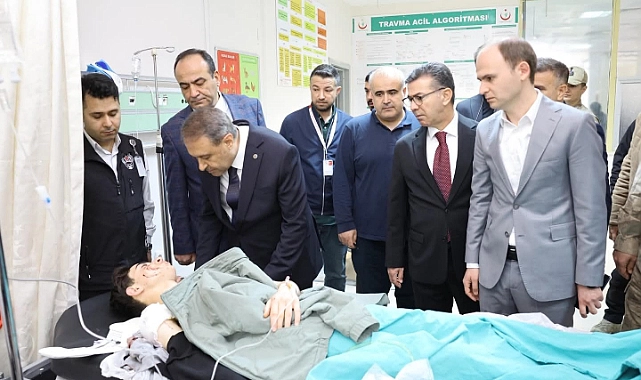Vali Şıldak, Yaralı Öğrencileri Hastanede Ziyaret Etti