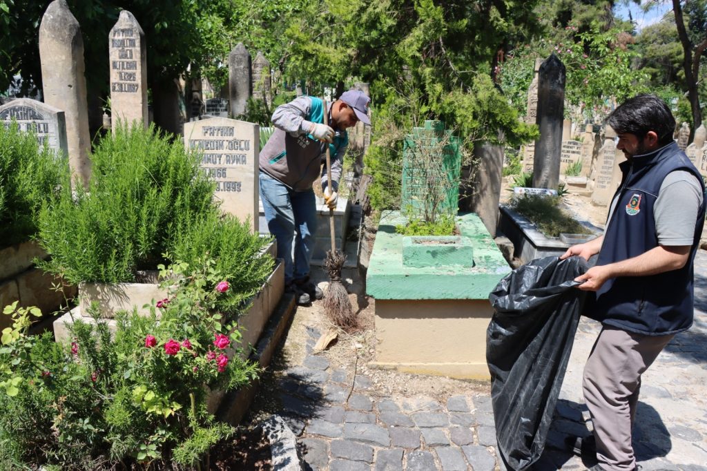 BÜYÜKŞEHİR EKİPLERİ MEZARLIKLARI BAYRAMA HAZIRLADI