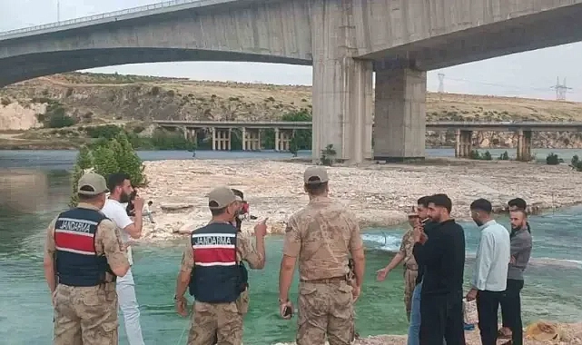 Fırat Köprüsü altında mahsur kalan 8 kişi kurtarıldı