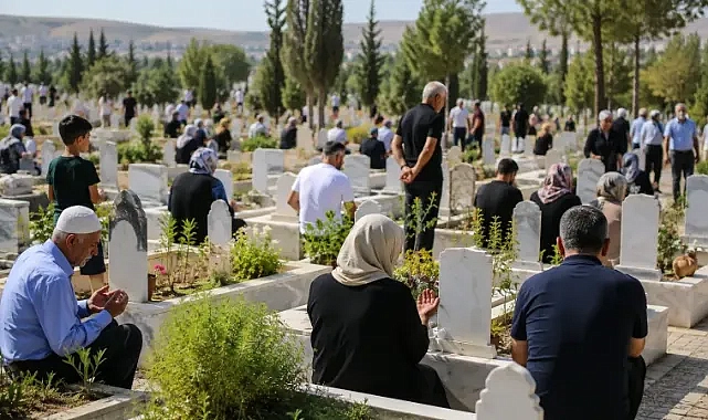 Şanlıurfa’da bayramda mezarlıklara ziyaretçi akın