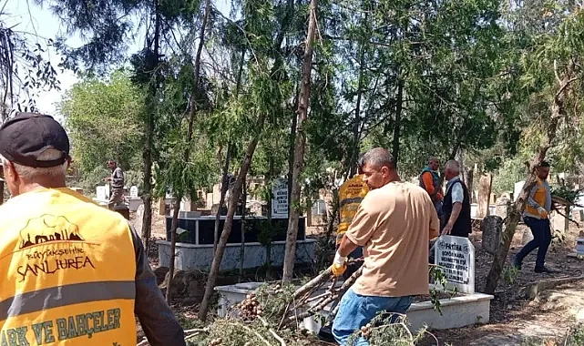 Şanlıurfa’nın Birecik ilçesinde mezarlıklarda bayram mesaisi