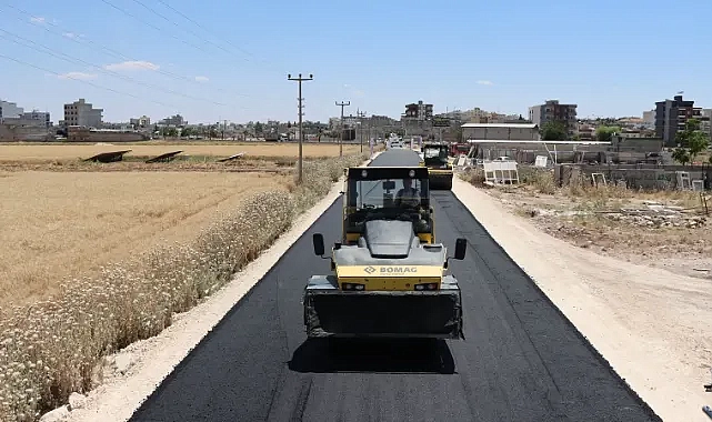 Akçakale-Harran yolunda sıcak asfalt çalışmaları başladı