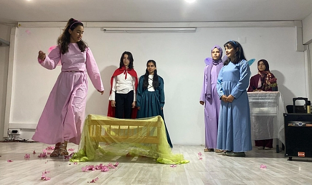 Siverek’te öğrenciler İngilizce tiyatro sahneledi