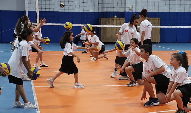 Kız Çocuklarından Voleybol Kursuna Yoğun İlgi