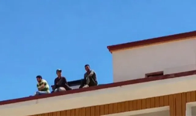 Paralarını alamadıklarını öne sürdüler! Urfalı işçiler çatıya çıktı!
