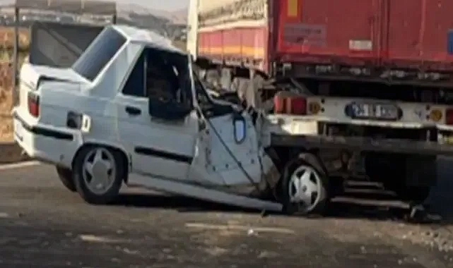 Şanlıurfa’da feci kaza! Otomobil TIR’ın altına girdi