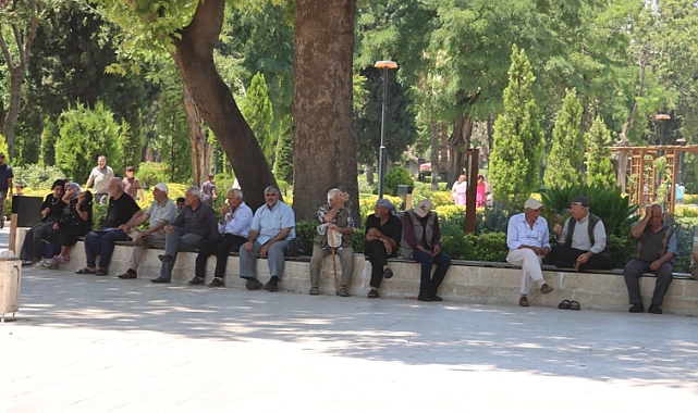 Şanlıurfa’da kavurucu sıcaklar etkisini artırdı: Yaşlılar Balıklıgöl’ün gölgesine sığındı