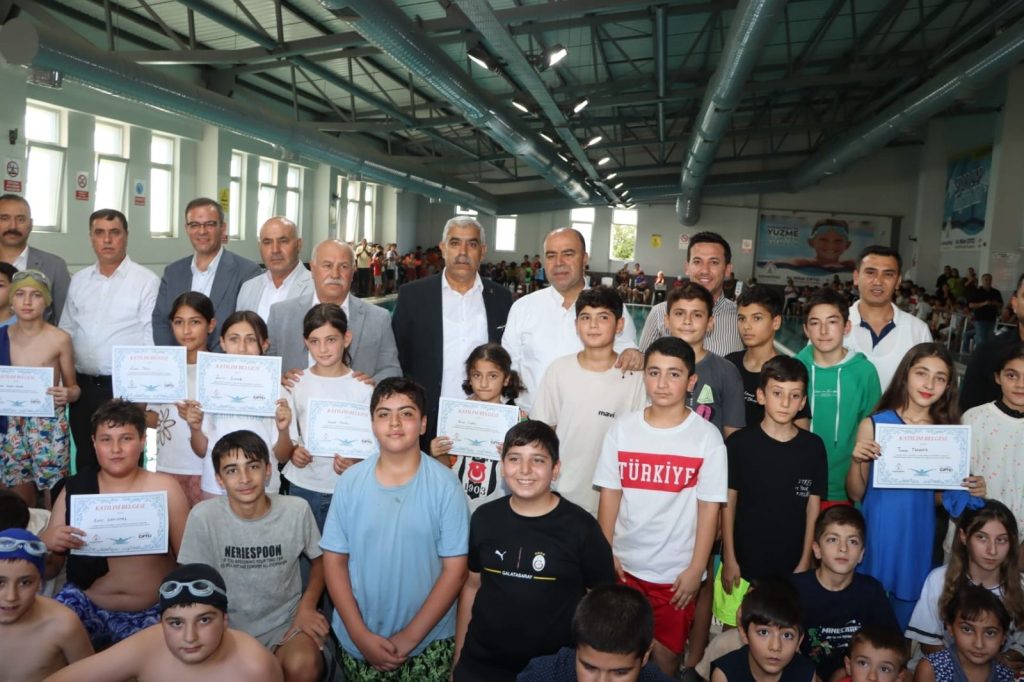 Karaköprü’de 230 Çocuğa Yüzme Sertifikası
