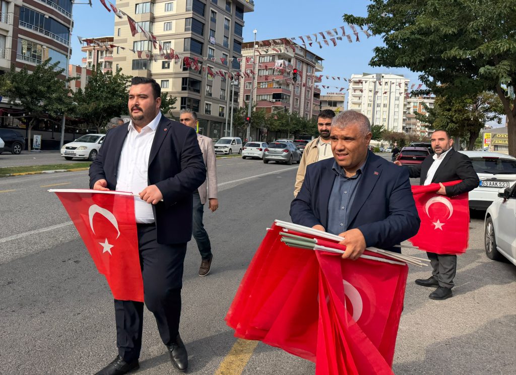 BAŞKAN TOPAL, CUMHURİYET BAYRAMI COŞKUSUNU ESNAF VE VATANDAŞLARLA BİRLİKTE YAŞADI