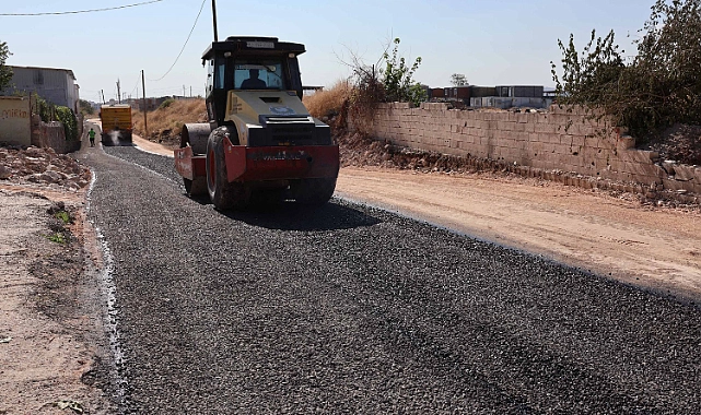 Haliliye’de Yol Çalışmaları Sürüyor: Sırrın Mahallesi’nde Asfalt Mesaisi