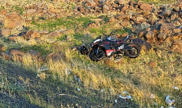 Urfa’da kontrolden çıkan motosiklet şarampole devrildi